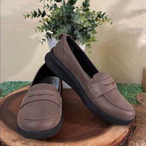 Clarks Cloud Steppers Taupe Light Brown Loafers, EUC